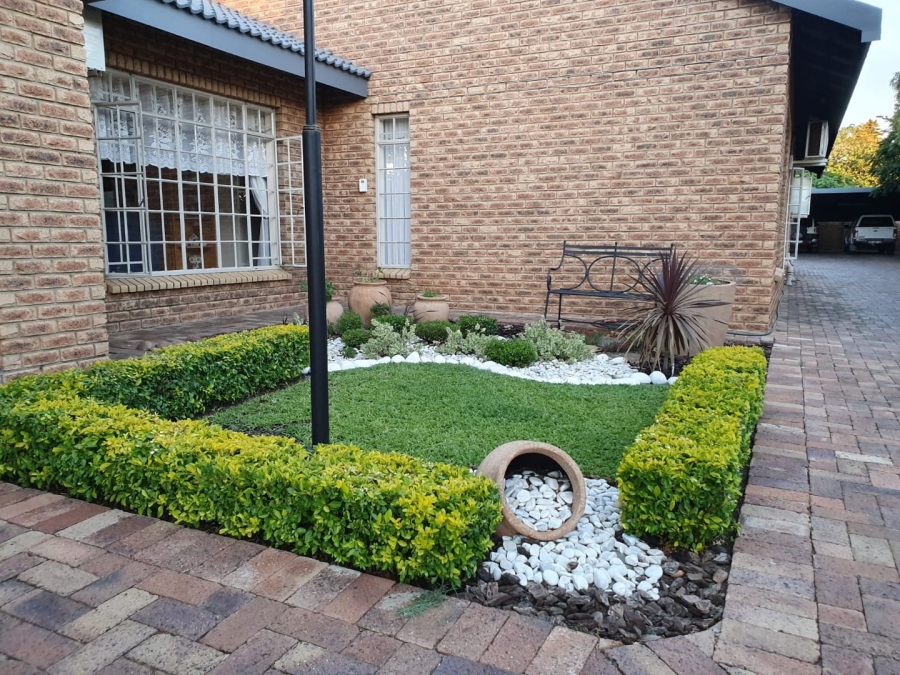 6 Bedroom Property for Sale in Flimieda North West